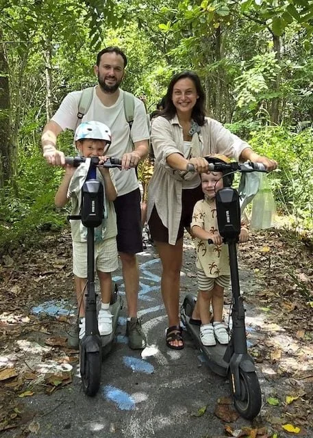 Ryan Blackley e a mulher Jess com os dois filhos na Tailândia